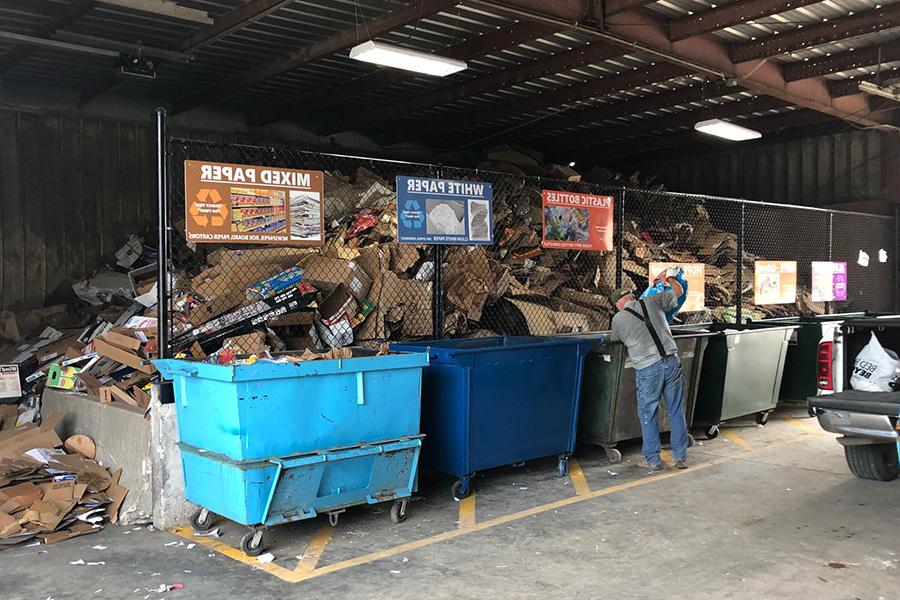 The Northwest Recycling Center opened in June after the University converted it from a pelletizing operation, 实现流程中的几个效率. The Recycling Center accepts 塑料, 铝, mixed paper, 纸板 and glass. (<a href='http://udt.landaiztc.com'>全国网赌正规平台</a>摄)